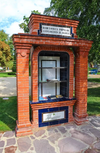 Kitaplık Retiro parkta. Madrid, İspanya