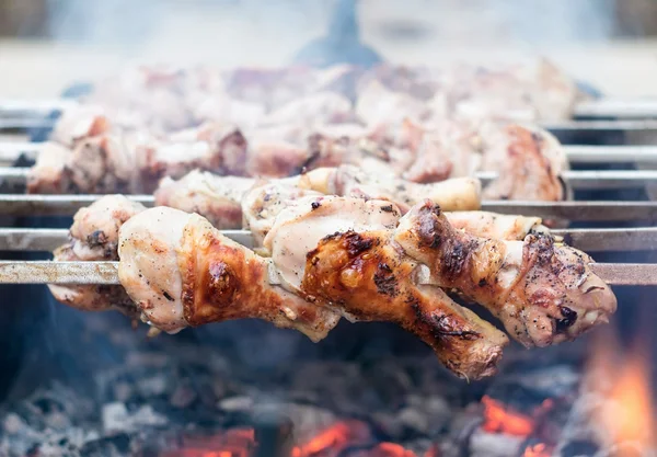 Şaşlık mangal üzerinde hazırlanıyor