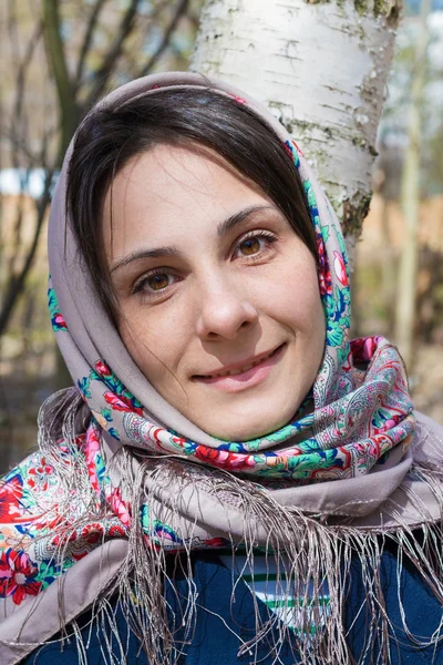 Huş ağacı yakınındaki güzel Slav kız