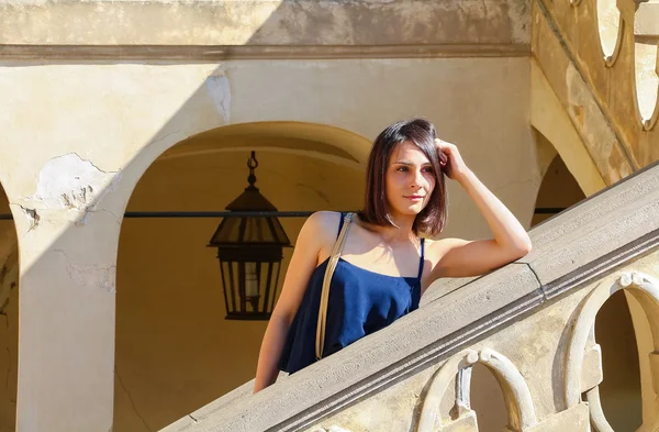 Vintage merdiven üzerinde bir mavi elbise duran güzel zarif kızı