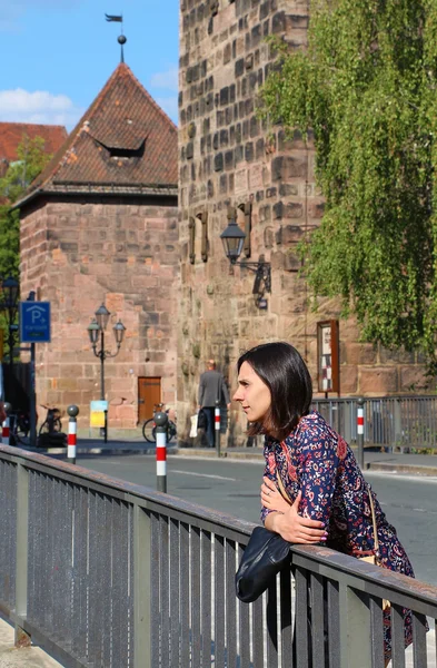 Kız biri güzel arka plan üzerinde köprüde bekliyor