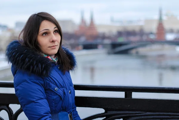 Moskova Kremlin arka plan üzerinde köprüdeki kız