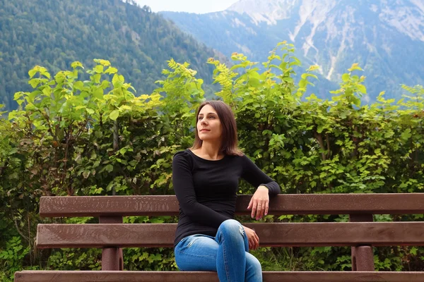 Alpler arka bankta kıza