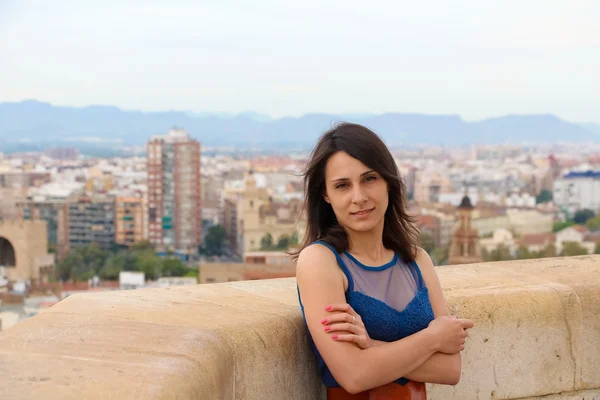 Flicka på bakgrund av Valencia, Spanien — Stockfoto