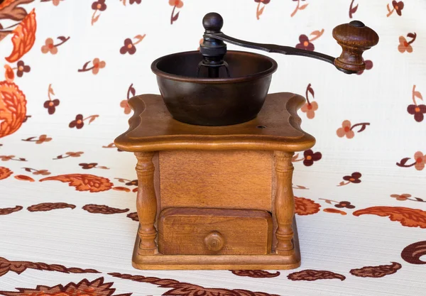 Eski Kahve değirmeni (Kahve değirmeni) rengi kahverengi. İzole üzerinde masa örtüsü