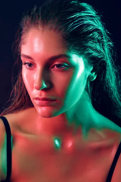 Trend schoonheid in het studio-model met natte gezicht huid en haren schieten met de filters kleur — Stockfoto