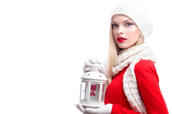 Kerstmis, kerstmis, wintervakantie, mensen, geluk concept - helder beeld van glimlachende mooie vrouw in hoed, knalpot en handschoenen wit geïsoleerde achtergrond — Stockfoto