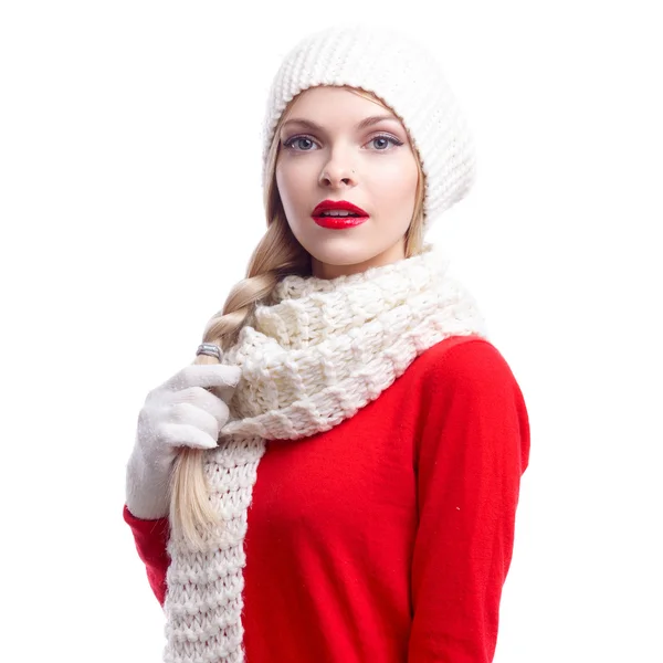 Xmas, Natal, liburan musim dingin, orang-orang, konsep kebahagiaan - foto cerah wanita cantik tersenyum dengan topi, knalpot dan sarung tangan latar belakang terisolasi putih — Stok Foto