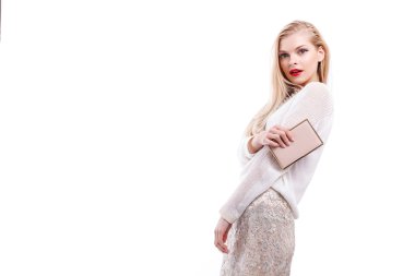 Parlak kırmızı ruj bir debriyaj tutan bir parlak akşam makyaj güzel genç kız. Moda kutlama, Satılık, mutluluk