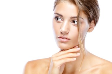 Açık yüz doğal olan kadın makyaj onun saçları hafif bir arka plan üzerinde beyaz çiçekli