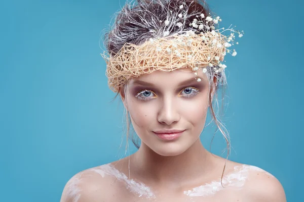 Retrato de mujer joven de belleza de invierno, imagen creativa modelo con maquillaje congelado, con piel de porcelana y pestañas blancas largas que muestran moda, Ice-queen, Snow Queen, estudio — Foto de Stock