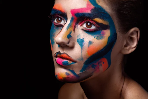 Portrait en gros plan d'une jeune femme au maquillage inhabituel sur fond noir foncé — Photo