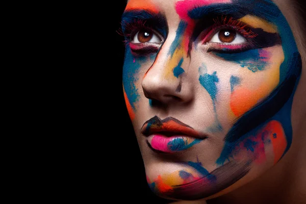 Zblízka portrét mladé ženy s neobvyklým make-up na tmavém pozadí černé — Stock fotografie