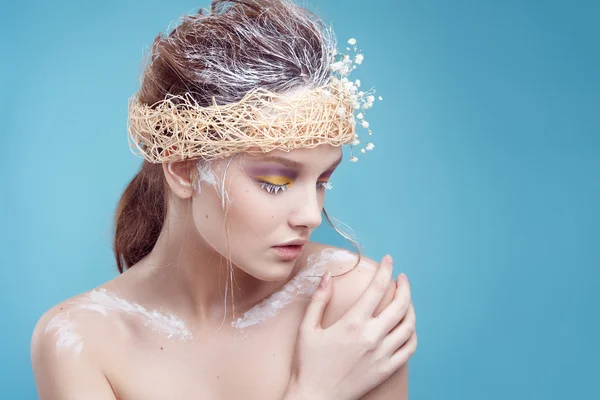 Vinter skönhet ung kvinna stående, modell kreativ bild med frysta makeup, med porslin hud och långa vita fransar visar trendiga, Ice-queen, Snow Queen, studio — Stockfoto