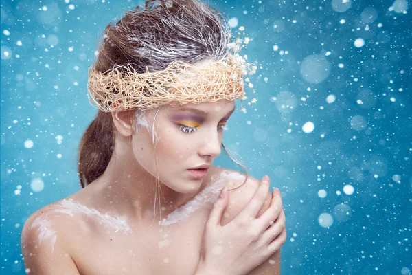 Kış Güzellik genç kadın portre, model yaratıcı resim porselen cilt ve trendy, gösterilen beyaz uzun kirpiklere buz kraliçesi, kar kraliçesi, donmuş makyaj ile stüdyo — Stok fotoğraf