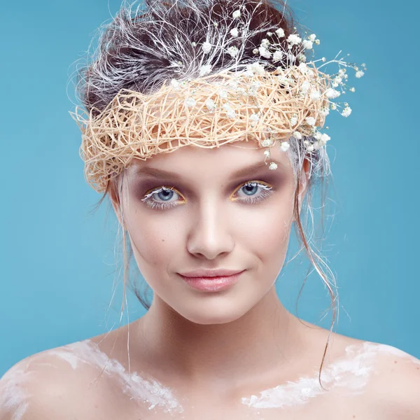 Retrato de mujer joven de belleza de invierno, imagen creativa modelo con maquillaje congelado, con piel de porcelana y pestañas blancas largas que muestran moda, Ice-queen, Snow Queen, estudio —  Fotos de Stock