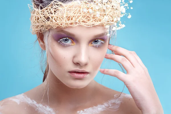 Retrato de mujer joven de belleza de invierno, imagen creativa modelo con maquillaje congelado, con piel de porcelana y pestañas blancas largas que muestran moda, Reina de hielo, Reina de la nieve, Pascua — Foto de Stock