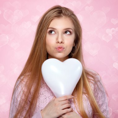 Sevgililer günü. Bir balon tutan tatlı sarışın kadın. heartshaped bokeh arka plan Joyful