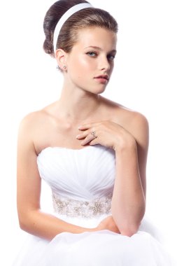 Güzel genç gelin gelinlik beyaz izole arka planda şirin saç ile