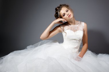 Güzel genç gelin düğün beyaz gri şık arka plan üzerinde elbise