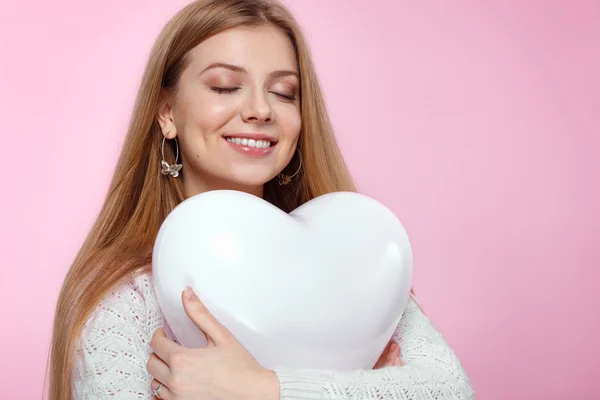 Słodka blondynka kobieta trzymając balon heartshaped. Portret na różowym tle. Wszystkiego najlepszego z okazji urodzin. Walentynki. Radosny — Zdjęcie stockowe