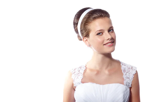 Bela noiva jovem em um vestido de noiva com seu penteado bonito no fundo isolado branco — Fotografia de Stock