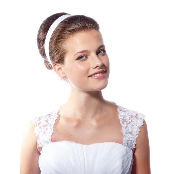 Bela noiva jovem em um vestido de noiva com seu penteado bonito no fundo isolado branco — Fotografia de Stock