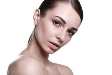 Siyah saçlı manken ile stüdyoda çekim güzellik. Makyaj düğün.