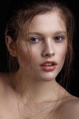 Siyah arka plan stüdyoda çekim güzellik. Model temiz parlak bir yüzü, doğal makyaj, saç ıslak. Mavi gözleri ve parlak dudaklar.