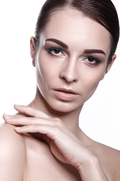 Sesión de belleza en el estudio con una modelo de pelo oscuro de moda. Maquillaje de boda . — Foto de Stock