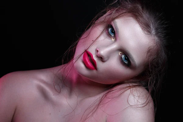 Modèle beauté avec maquillage de mode et coiffure. Filtres couleur studio de tournage. Rouge à lèvres rose mat, yeux bleus, cheveux mouillés, fond noir . — Photo