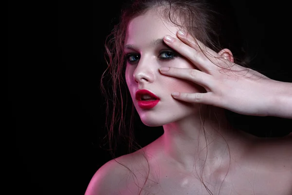 Modèle beauté avec maquillage de mode et coiffure. Filtres couleur studio de tournage. Rouge à lèvres rose mat, yeux bleus, cheveux mouillés, fond noir . — Photo