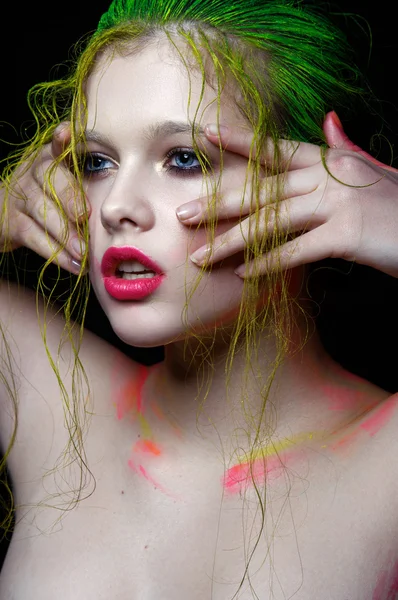 Modèle beauté avec maquillage de mode et coiffure. Filtres couleur studio de tournage. Rouge à lèvres rose mat, yeux bleus, cheveux mouillés, fond noir . — Photo