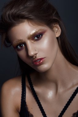 Altın ile esmer duygusal kadın moda Güzellik Portresi