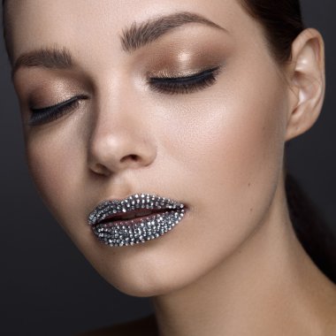 Dudaklar ve kapalı gözler rhinestones olan lüks kadın