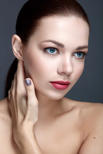 Retrato de belleza de modelos jóvenes con maquillaje de moda clásico — Foto de Stock