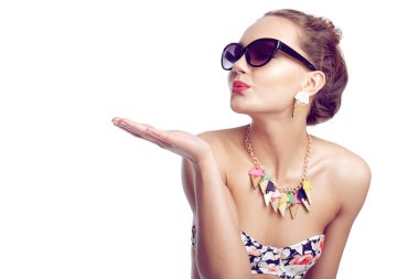 Parlak güneşli model bir mayo, şort ve güneş gözlüğü. Beyaz stüdyo çekim
