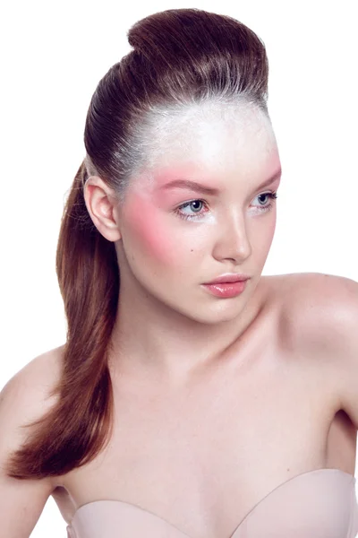 Jonge vrouwelijke model met ongewone birdy make-up in roze en wit. — Stockfoto
