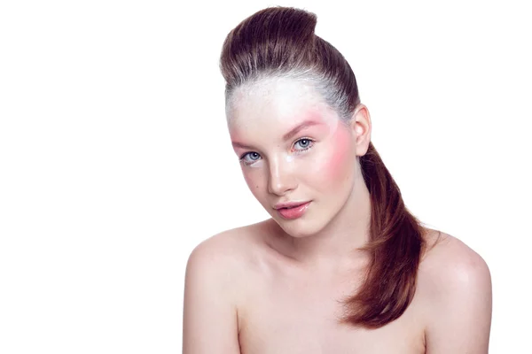 Modelo femenino joven con inusual maquillaje de pájaro en rosa y blanco . —  Fotos de Stock
