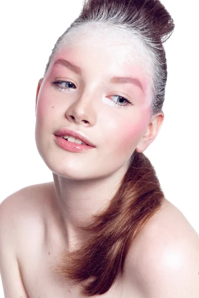 Modelo femenino joven con inusual maquillaje de pájaro en rosa y blanco . —  Fotos de Stock