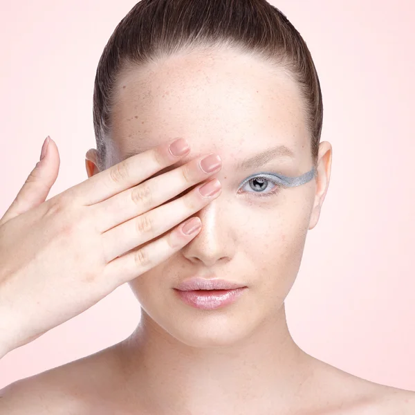 Schönheit weibliches Modell rosa Hintergrund. futuristisches Mode-Make-up. — Stockfoto