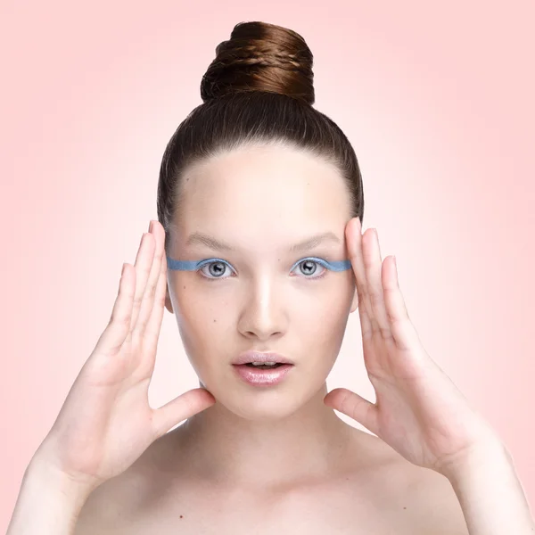 Schönheit weibliches Modell rosa Hintergrund. futuristisches Mode-Make-up — Stockfoto