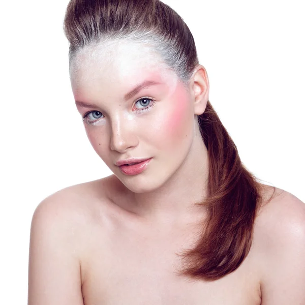 Mladá žena model s neobvyklým ptáček make-upu v růžové a bílé. — Stock fotografie