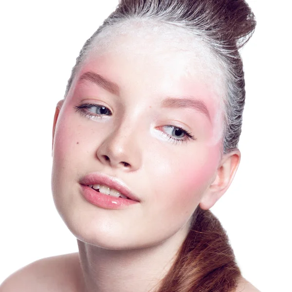 Modelo femenino joven con inusual maquillaje de pájaro en rosa y blanco . —  Fotos de Stock