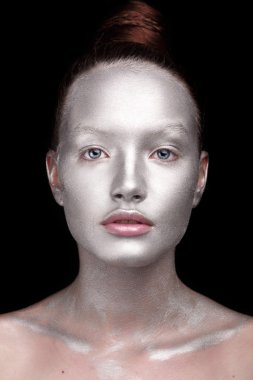 koyu arka plan üzerinde parıldayan kız