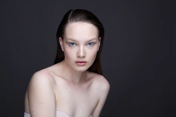 Beauty porträtt av modell med naturlig make-up — Stockfoto