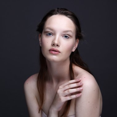 Doğal makyaj modeliyle Güzellik Portresi