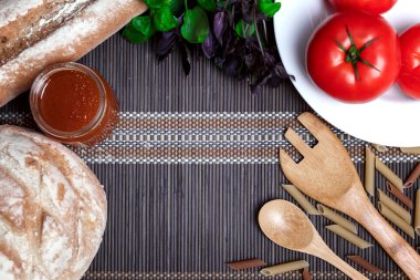 Rustik tarzı tablo taze sebze, ekmek ve otlar ile