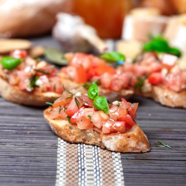 İtalyan domates bruschetta fesleğen ile