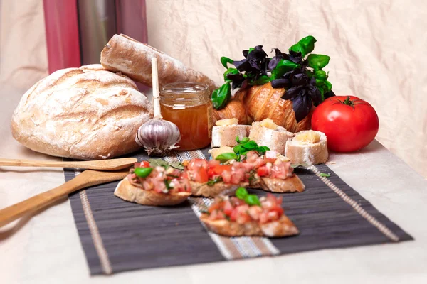 Italian tomato bruschetta with basil — Stock Photo, Image